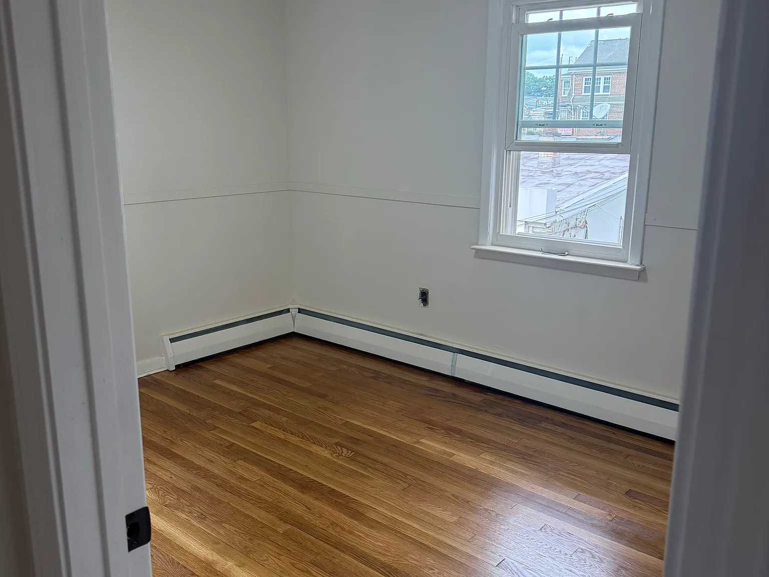 4 bed, 1900 sqft, $4,200 — Photo 2