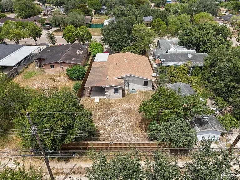 1014 E Peter St — Photo 15