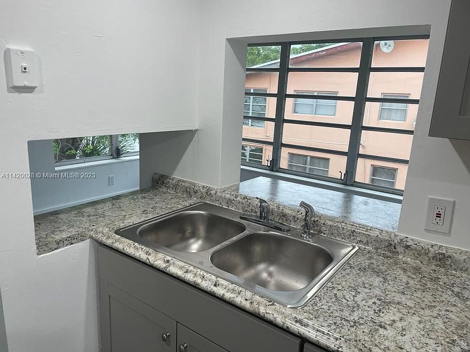 1st image of 19000 NE 3rd Ct APT 421