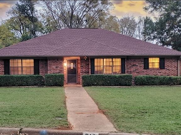 2nd image of 211 Trail Hollow Ln