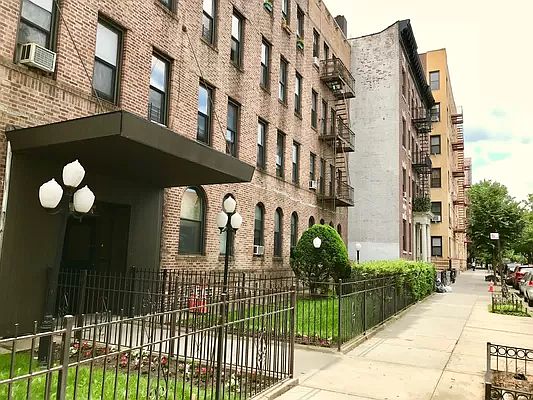5th image of 160 Fenimore St APT 4L