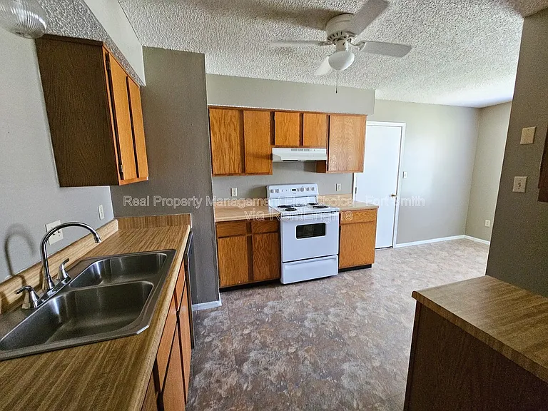 6719 Independence St — Photo 5