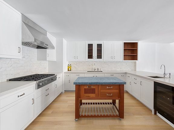3rd image of 210 W 77th St APT 7W