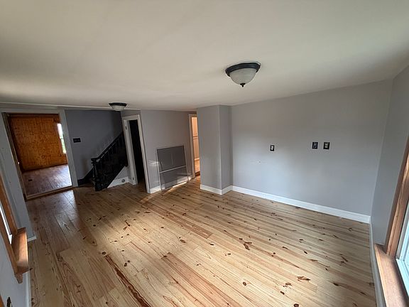 4th image of 173 Main St