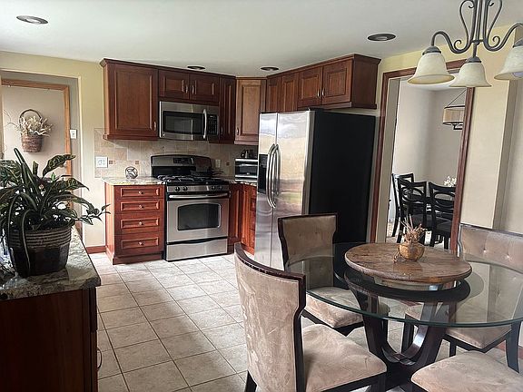 2nd image of 3241 Parkwood Ln