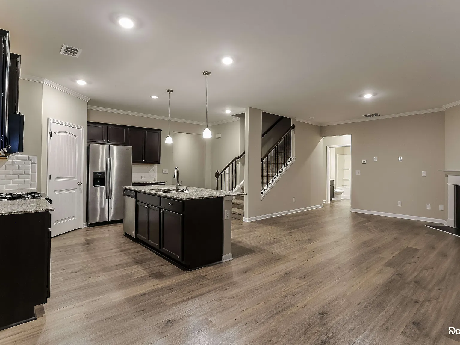 5 bed, 3.0 bath, 2496 sqft, $2,550 — Photo 2