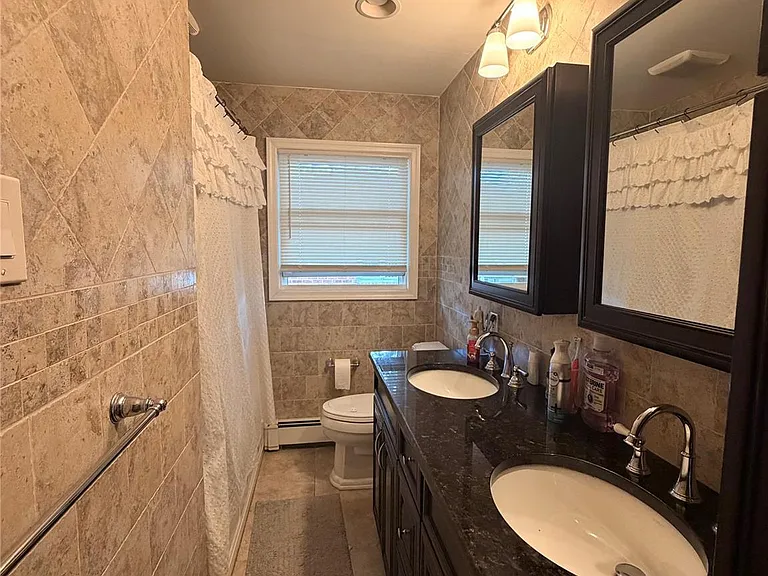 748 Leslie Ln — Photo 6