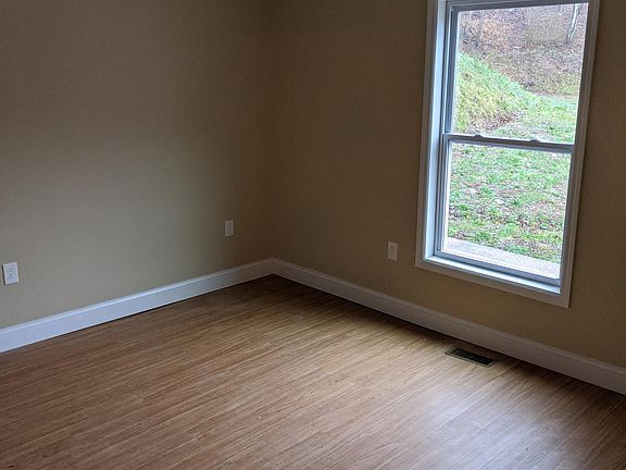 3rd image of 1070 Woodward Dr