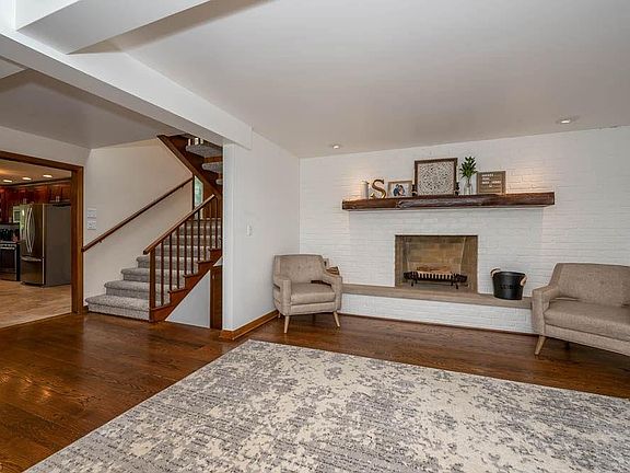 3rd image of 810 Blueberry Hill Dr