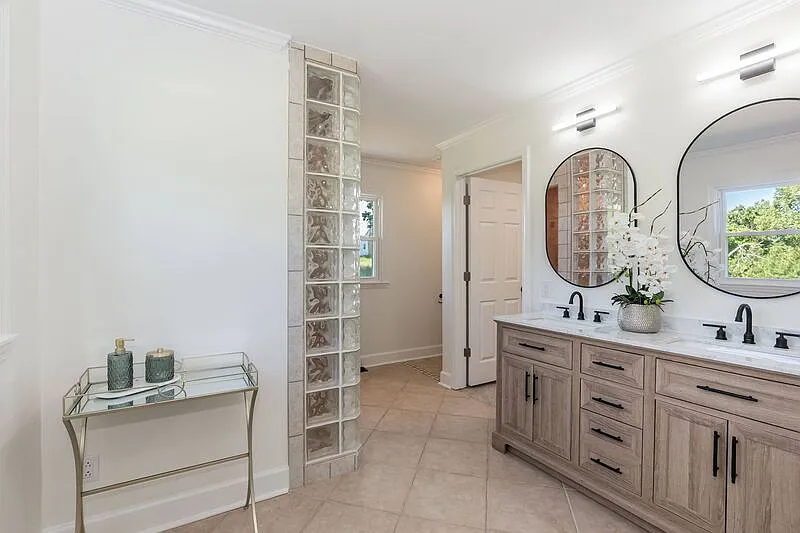 2 bed, 3.0 bath, 2073 sqft, $1,900 — Photo 3