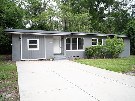 2nd image of 1015 SE 10th Terrace
