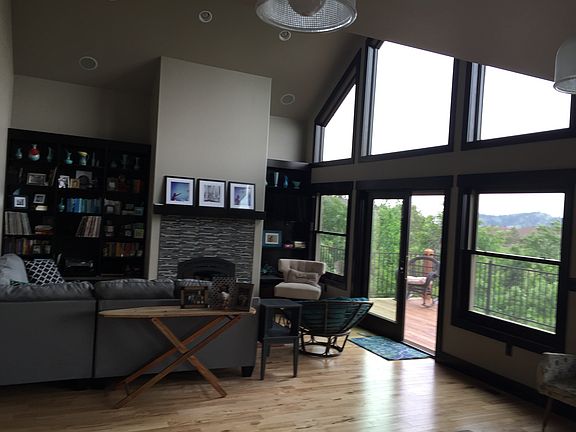 5th image of 1124 W Woodland Dr
