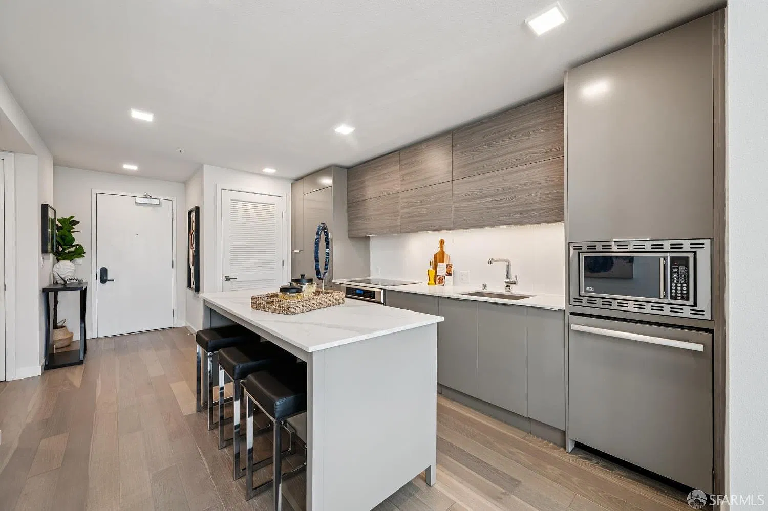 2 bed, 2.0 bath, 1545 sqft, $5,690 — Photo 3