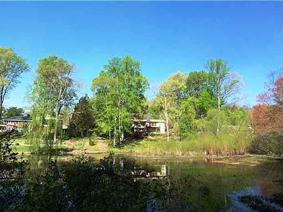 1st image of 15 Roslyn Hills Dr