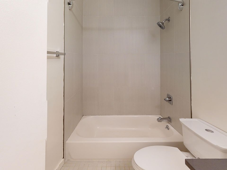 Bathroom with a toilet and bathtub