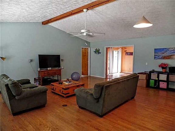 2nd image of 704 SW Woodside Dr