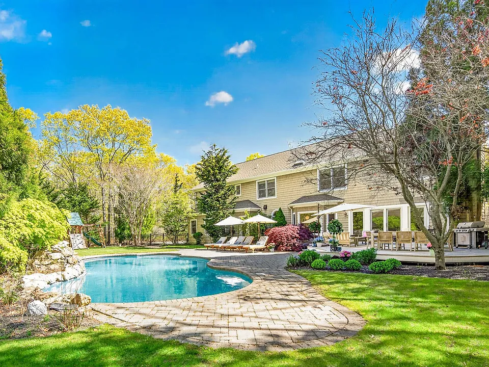 37 Squires Blvd