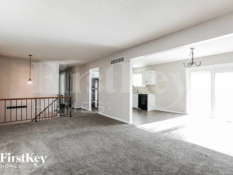 7119 N Shannon Ave — Photo 3