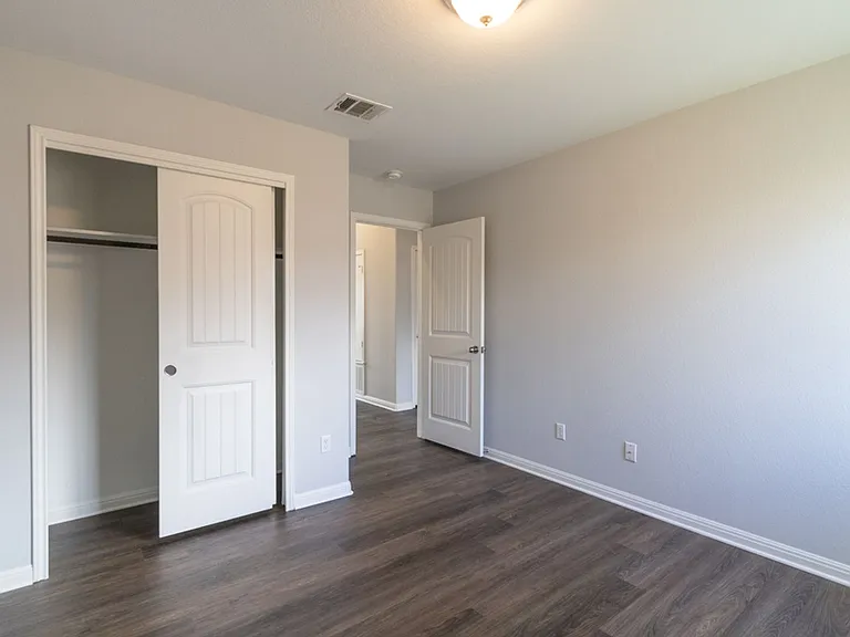 1411 Elbe St — Photo 16