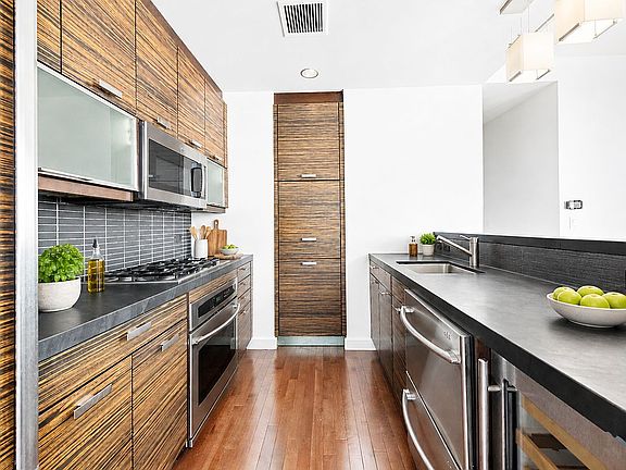 5th image of 101 W 24th St APT 15B