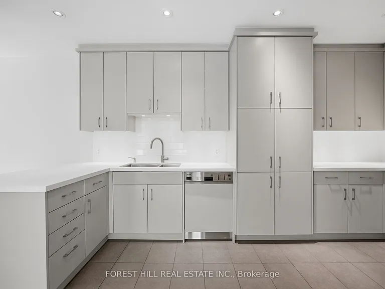 52 Shaftesbury Ave — Photo 2