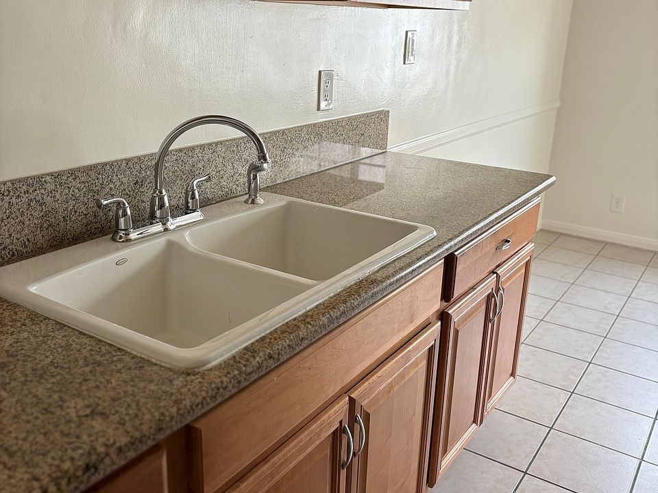 1st image of 5330 Franklin Ave #20