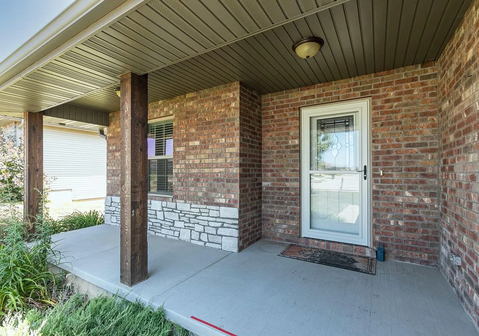 Beautiful All Brick 3 Bed 2 Bath 3 Car Garage Located In Ozark! This Won't Last Long! — Photo 2