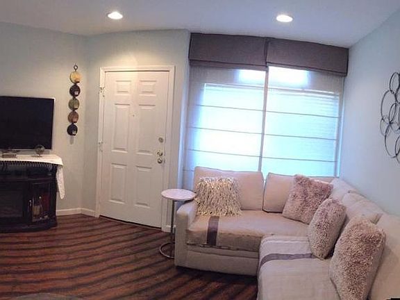 5th image of 827 Woodhams Oaks Pl