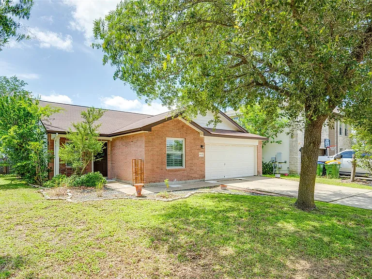 18325 Maxa Dr — Photo 2