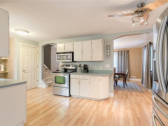 5th image of 8 Margo Dr