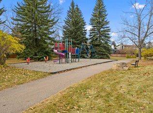 124 E Canterbury Dr SW, Calgary, AB T2W2G1