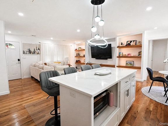 5th image of 35 Moriches Avenue