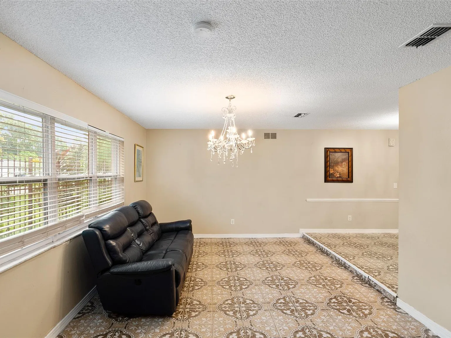 4 bed, 2.0 bath, 1643 sqft, $3,200 — Photo 3