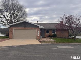1528 W Shore Dr, Pekin, IL