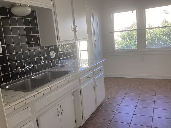 5th image of 2438 Cedar Ave #2438