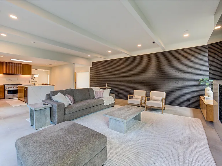 303 Isolde Dr — Photo 5