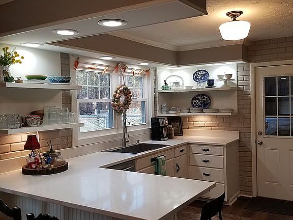 Kitchen w/Quartz Countertops