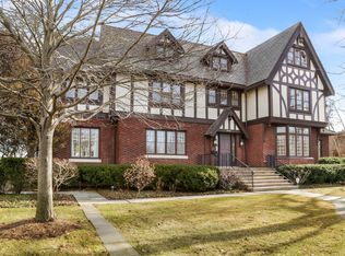 2437 Sheridan Rd, Evanston, IL 60201