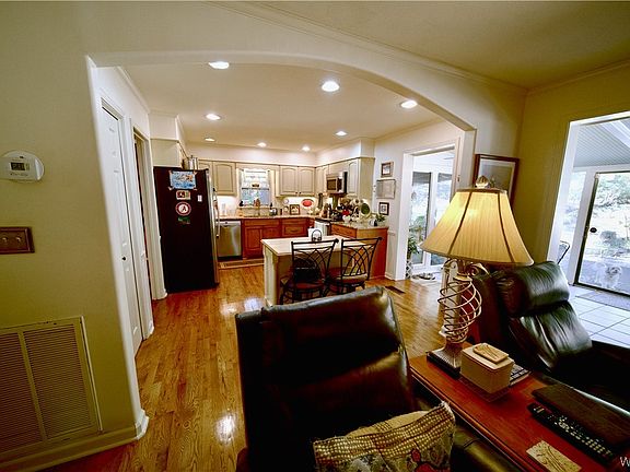 4th image of 2935 Juniper Ln