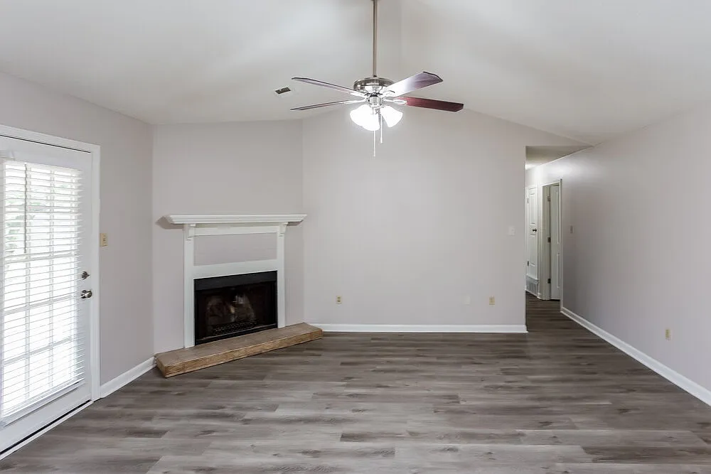 3 bed, 2.0 bath, 1550 sqft, $1,800 — Photo 4