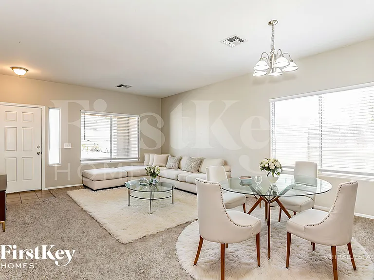 110 N 118th Ave — Photo 3