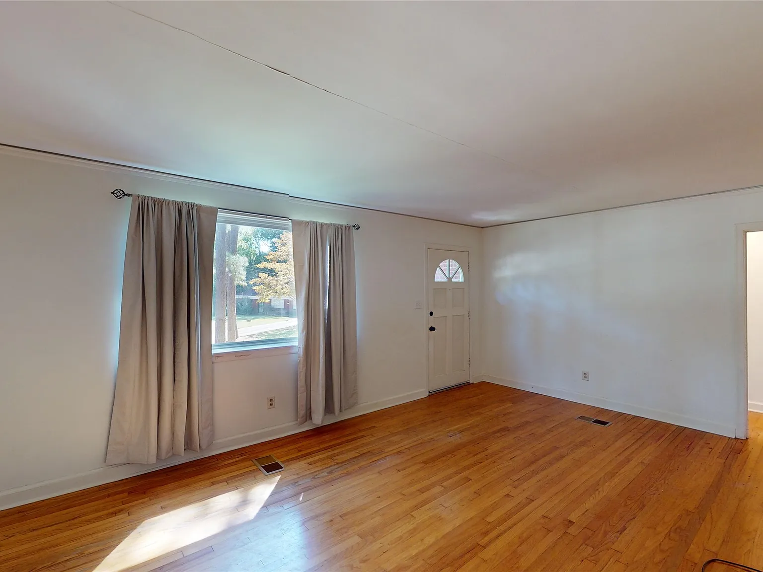 3 bed, 1.0 bath, 1156 sqft, $1,200 — Photo 4