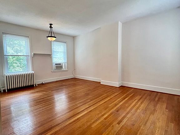 3rd image of 114 Bloomingdale Ave APT 6