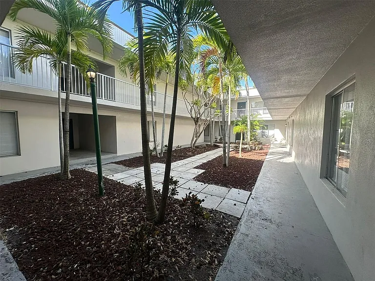 1840 Maravilla Ave #110 — Photo 17
