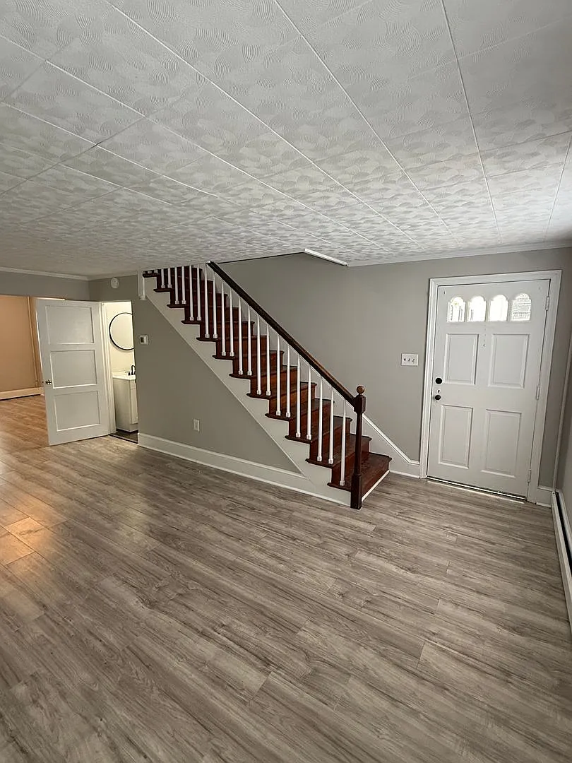 3 Bedroom End-Unit Near Downtown Easton | Heating, Water & Lawn Care Included — Photo 3