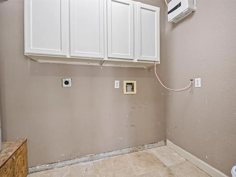 7713 Yoe St — Photo 24