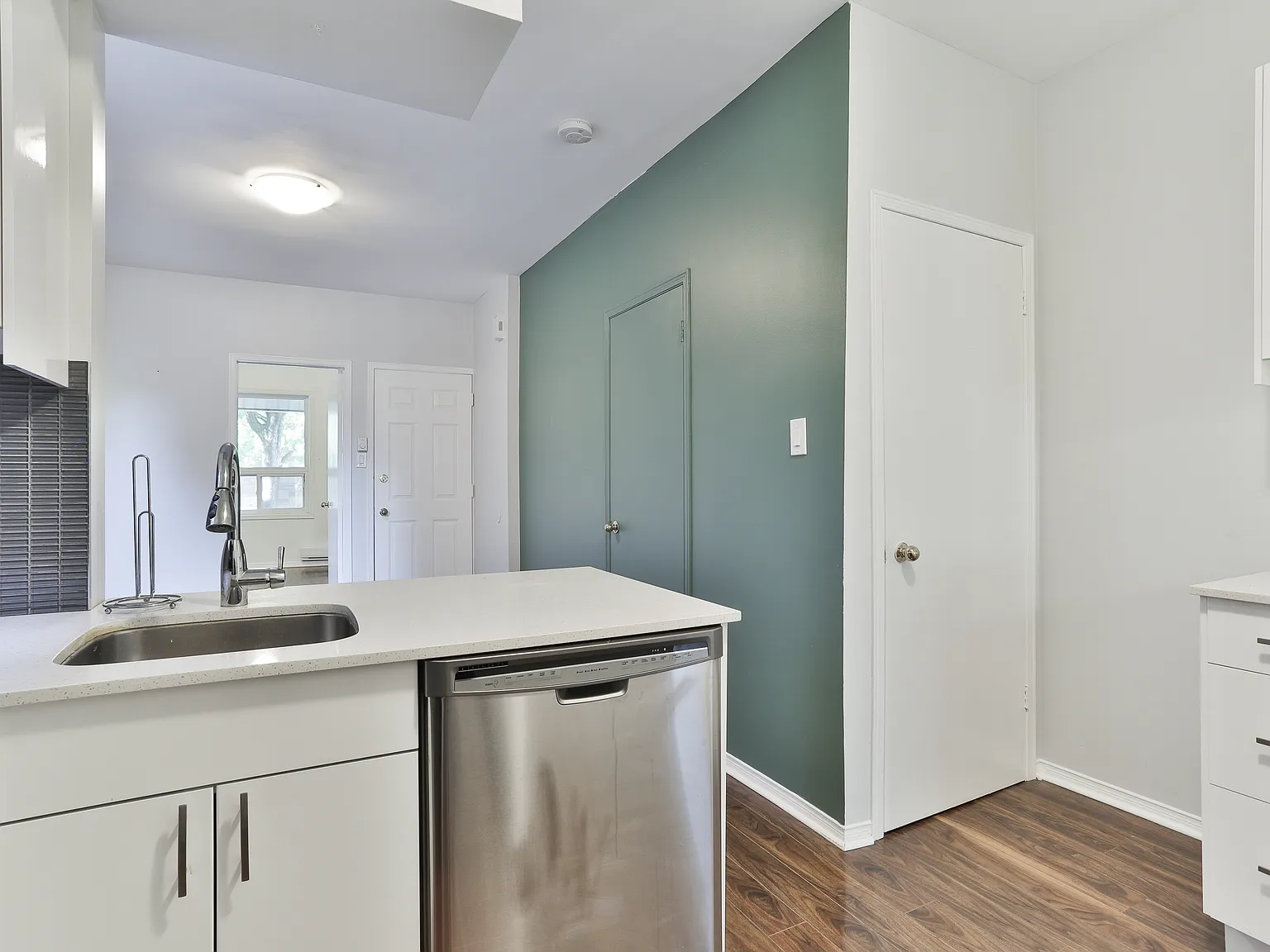 49 Hazelwood Ave — Photo 3