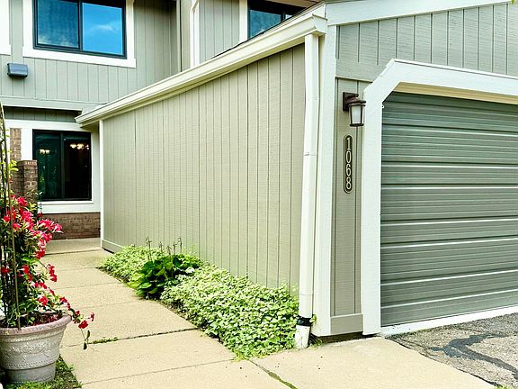 3rd image of 1068 Washington Cir #110