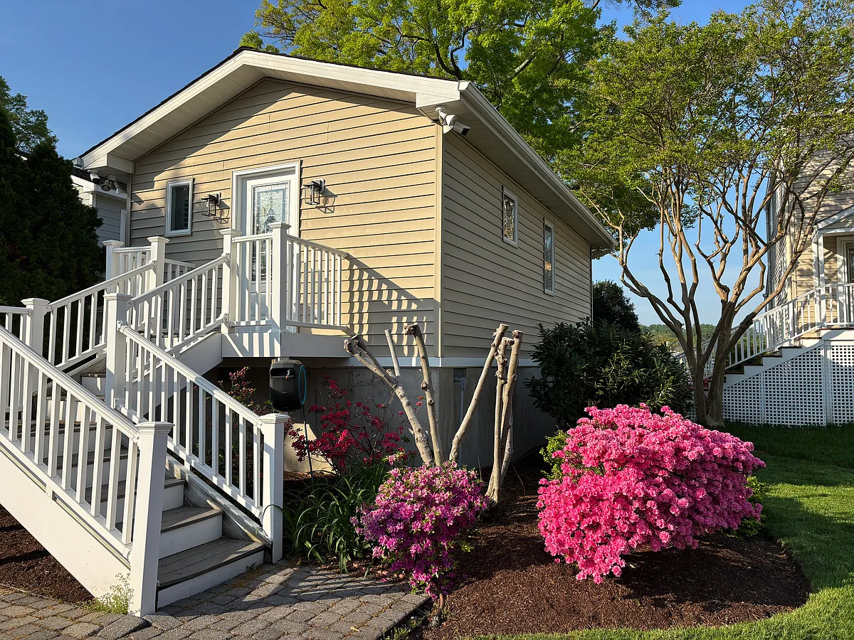 Building Photo - 18 E Lake Dr #1