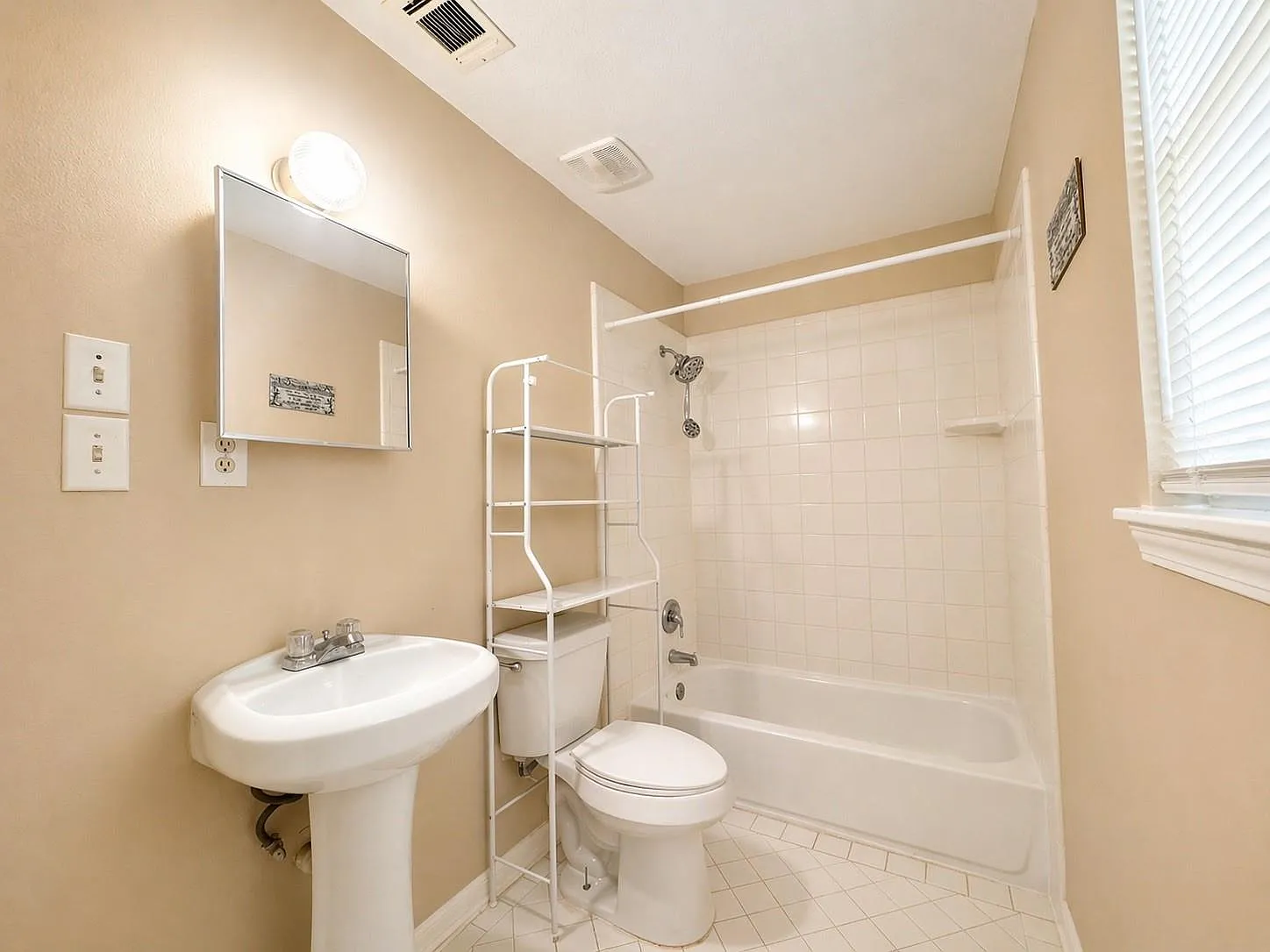 2 bed, 1.0 bath, 1028 sqft, $1,450 — Photo 3